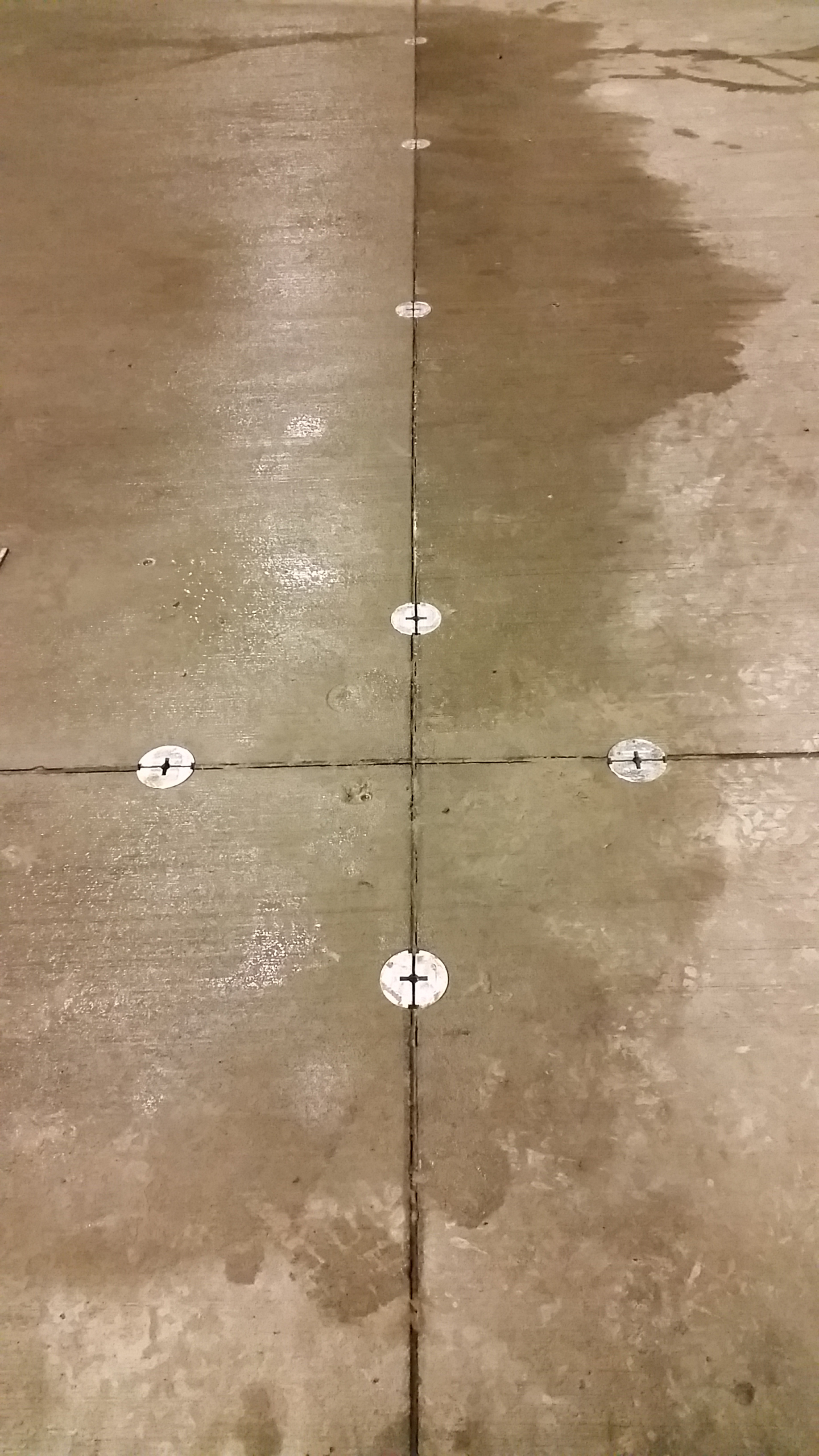 Rosturi instabile intre 2 placi din beton ?